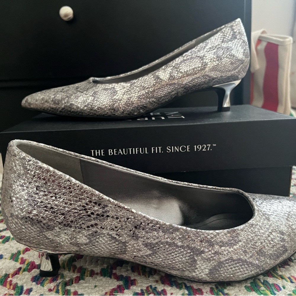 Naturalizer silver snakeskin kitten heels 8.5 wide BNIB